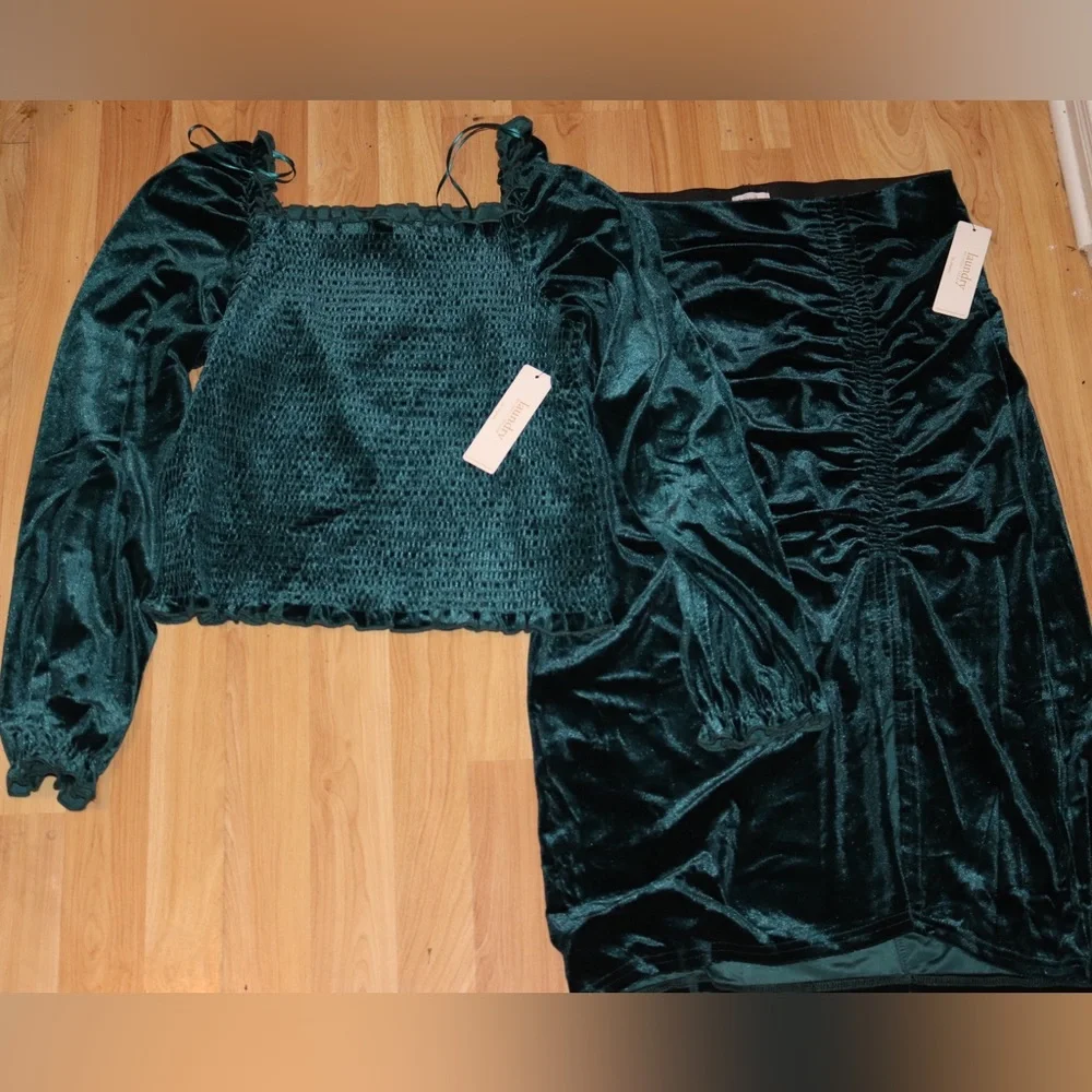 Laundry by Shelli | 2 Piece Velvet Set - Picture 2 of 6